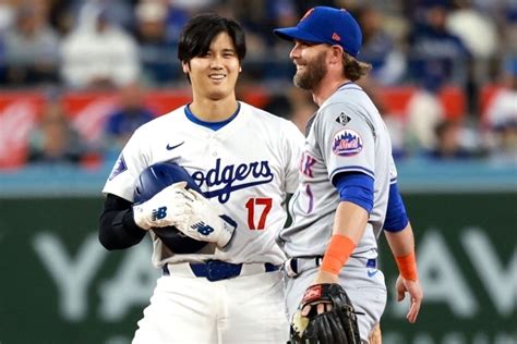 「目をパチパチしてる！」大谷翔平が二盗成功→後頭部に“強烈チョップ”を食らう→笑顔で神対応にネット反響！「果てしなく紳士」「ズボン破れてたな