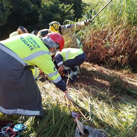 Carreta Dos Correios Cai Em Barranco De Metros E Motorista Fica