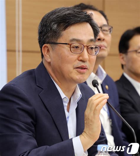 세법 개정안 브리핑하는 김동연 경제부총리 네이트 뉴스