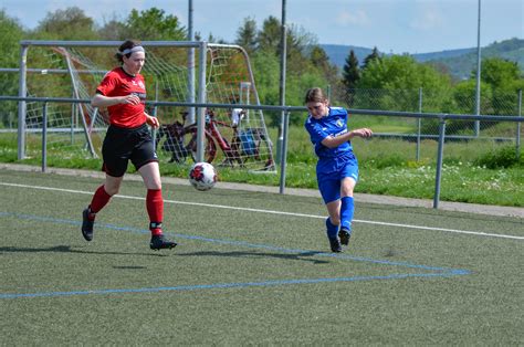 Zur Ck In Der Erfolgsspur Fc Damen Fegen Den Sv Weiler Mit Vom