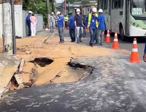 Adutora rompe no bairro da Cachoeirinha e deixa 10 bairros sem água em