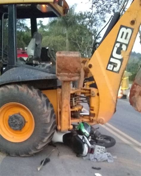 Batida Entre Trator E Moto Deixa Um Ferido Na Paraty Cunha Em Paraty