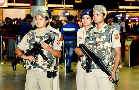 Highly Trained Female Cisf Officers Will Travel In Delhi Metro To Nab