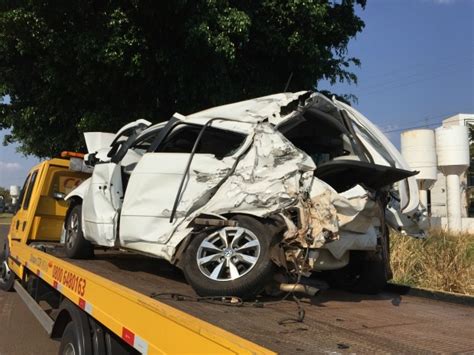 G Carro Fica Destru Do Ap S Acidente Carretas Em Campo Grande