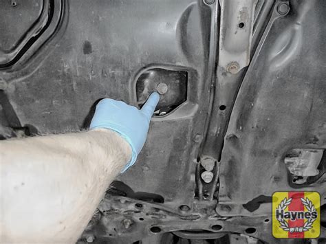 Oil Change Toyota Avensis 2003 2010 Haynes Manuals Haynes Manuals