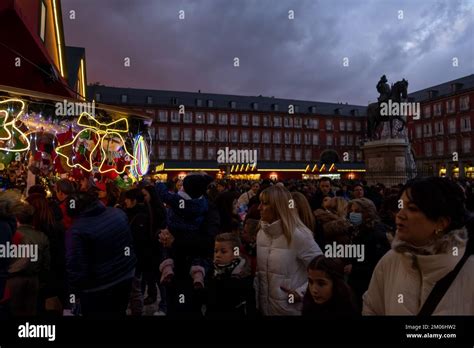 Madrid Espagne D Cembre March De No L Sur La C L Bre Plaza