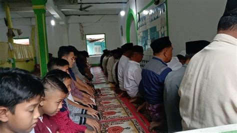 Jamaah Tarekat Naqsabandiyah Di Padang Dengarkan Khutbah Berbahasa Arab