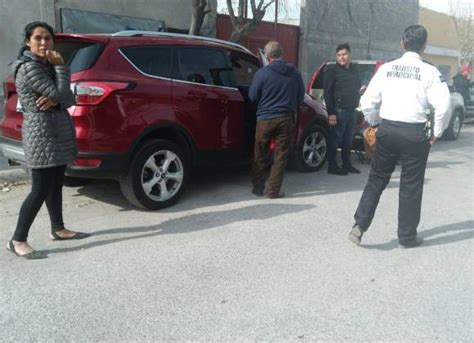 Olvida Poner Freno De Mano Y Se Atropella Con Su Propia Camioneta En