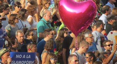 Miles De Personas Se Manifiestan En Barcelona Contra La Violencia