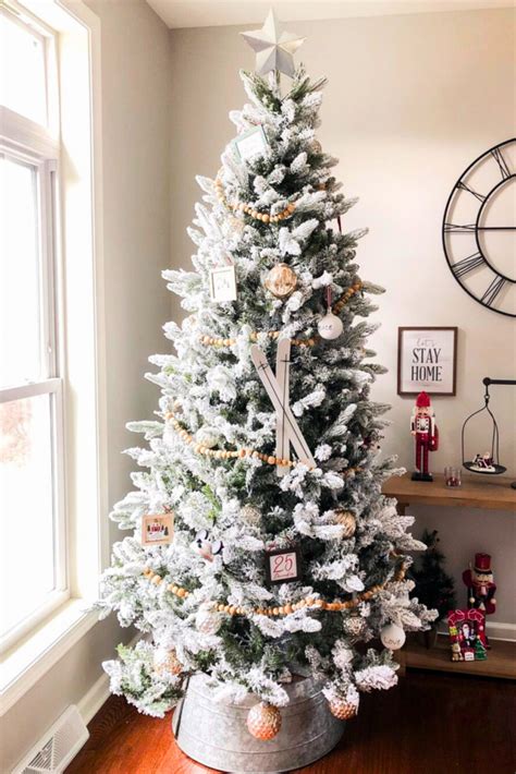 37 Farmhouse Christmas Tree Ideas That'll Put You In The Spirit