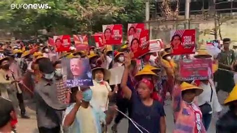 Repressão policial aumenta em dia de greve geral em Myanmar Vídeo