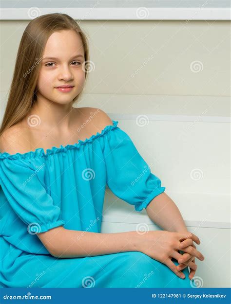 La Belle Petite Fille S Assied Sur L Escalier Blanc Image Stock Image