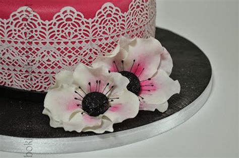 Anemone Flowers Decorated Cake By Silvia Cruz Cakesdecor