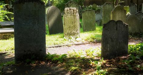 Internet Tries To Discover The Secret Behind This Graves Unusual