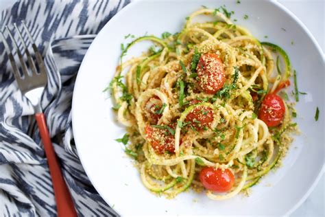 Pasta De Zucchini Con Tomates Cherry Y Queso Parmesano Vegano