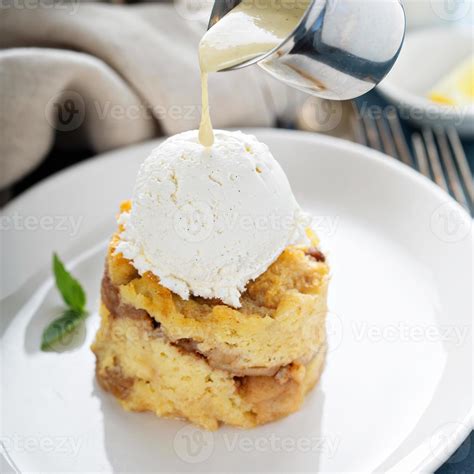 Apple bread pudding with vanilla ice cream 15760819 Stock Photo at Vecteezy