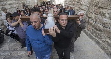 Thousands commemorate Jesus' crucifixion in Jerusalem - Daily Sabah