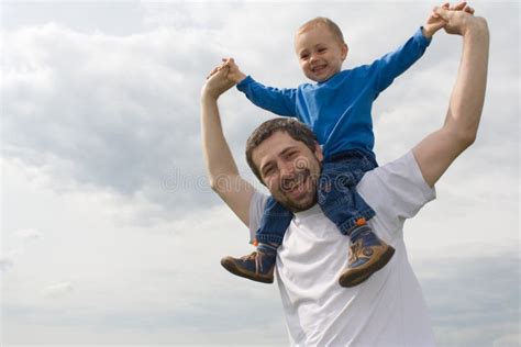 Père Jouant Avec Le Fils Image Stock Image Du Portez 2695147