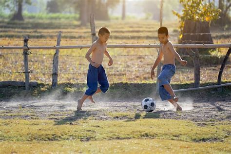 Meninos Jogando Futebol No Campo Pa S Rural Bola De Futebol Foto