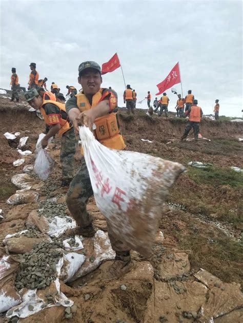 直击抗洪一线最美“突击队”，让党旗高高飘扬！ 中国军网