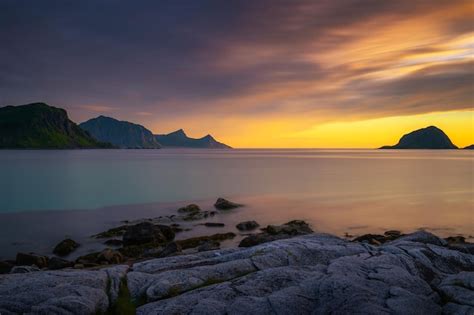 Puesta De Sol Sobre Las Monta As Y El Mar De Las Islas Lofoten Noruega