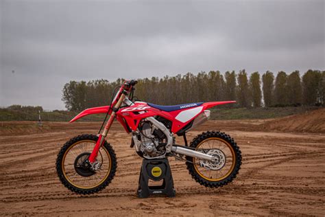 Prova Honda Crf R Come Va In Pista Pregi E Difetti Get Dirt