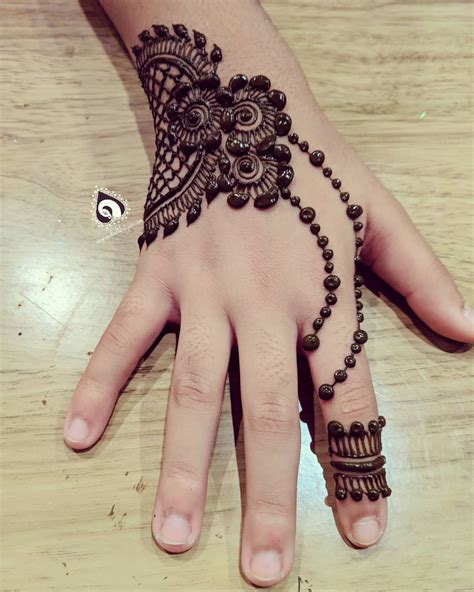 5 Fancy Mehndi Styles for the Modern Pataka Bride to Ace Her Bridal Game