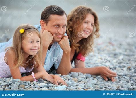 Fam Lia Feliz A Menina Que Encontra Se Na Praia Rochoso Imagem De