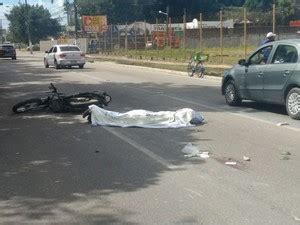 G1 Motociclista morre atropelado por caminhão na Durval de Goés