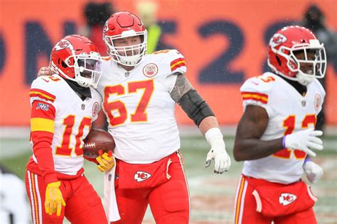 Look Chiefs Lineman S New Twitter Profile Is Going Viral The Spun