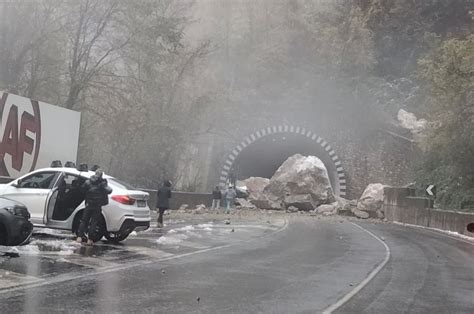 Frana Sulla Nuova Lecco Ballabio Massi Enormi Sulla Strada Erbanotizie