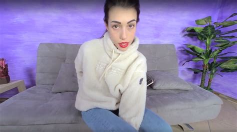 Gorgeous Petra In Knee High Nylons And Super Cozy Slippers VR Porn Video VRPorn