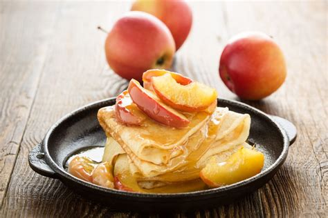 Recette crêpes flambées aux pommes Marie Claire