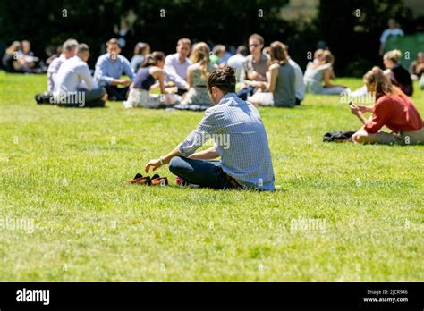 London Uk 15th June 2022 Uk Weather Office Workers Take Break With