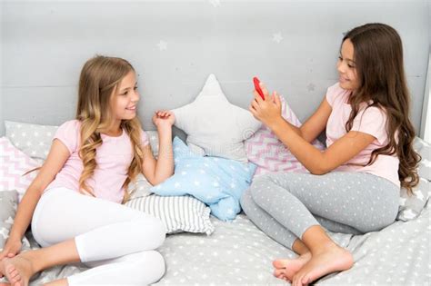 Selfie Des Modellierens Von Kindern Zwei Kleine Mädchen Die Selfie Auf Smartphone Machen