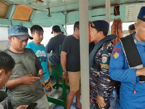 Tni Al Evakuasi Abk Kapal Yang Tenggelam Di Perairan Muara Sungsang