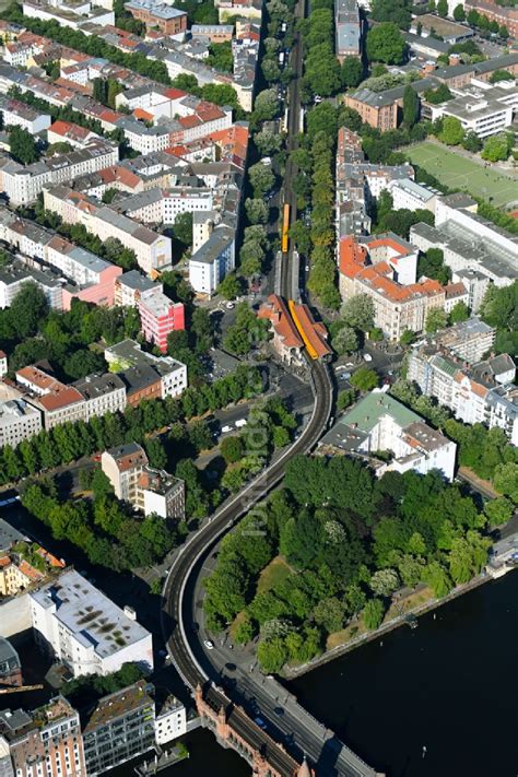 Luftbild Berlin Bahnhofsgebäude und Gleisanlagen des Metro U