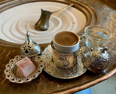 東京・下北沢にあるトルコ・コーヒー専門カフェ「モスク・コーヒー」the Mosque Coffee。トルコにあるような金属器におさまった