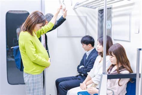 優先席を必要とする人に席を譲ることをためらった理由は？ 3位「失礼にあたるかも」、2位「以前に断られた」｜まいどなニュース