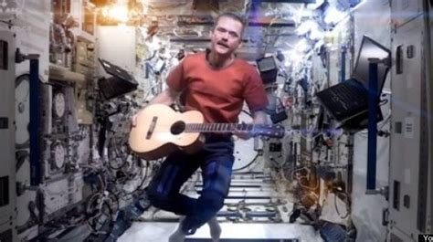 Chris Hadfield Sings 'Space Oddity': Astronaut Sings David Bowie ...