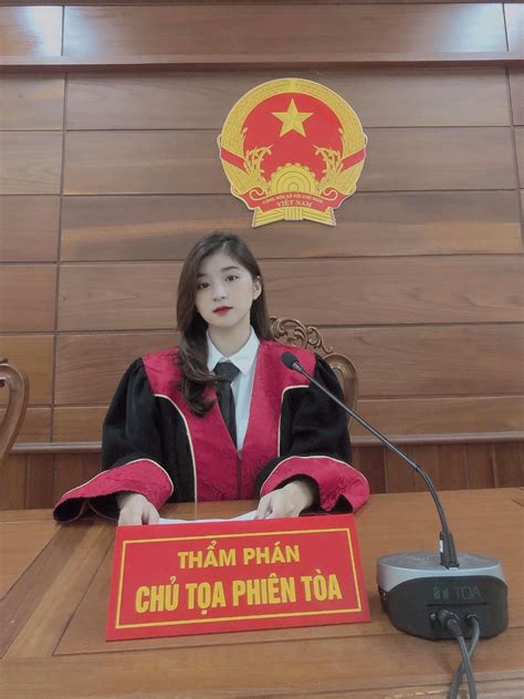 Tìm ra danh tính hot girl thẩm phán gây thương nhớ vì thần thái quá