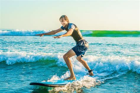 El Hombre Joven Persona Que Practica Surf Del Principiante Aprende