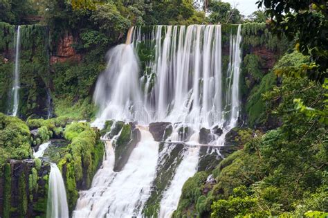 Paisaje Con Las Cascadas De Iguazu En La Argentina Una De Las Cascadas