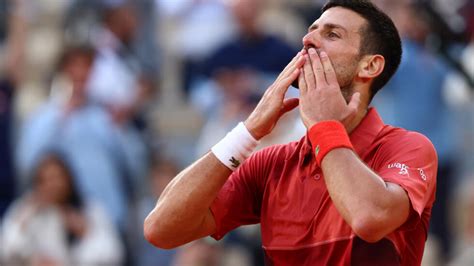 Djokovic Remonta Pero Se Lesiona Medvedev Se Despide De Roland Garros