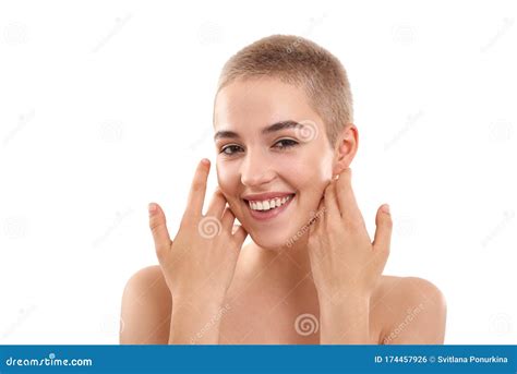 Peau Incandescente Le Portrait D Une Belle Femme Blonde Souriant Avec Les Cheveux Courts Et La