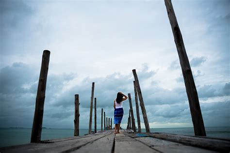 Photo Libre De Droit De Stand De Triste Et Solitaire Femme Seule Sur Un