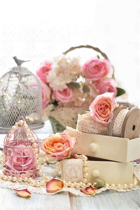 Shabby Chic Stil Dekorationen Mit Rosen Und Spitzeen Stockfoto Bild