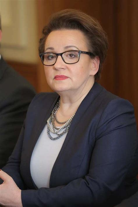 Minister Zalewska obiecuje podwyżki dla nauczycieli Sprawdź jak