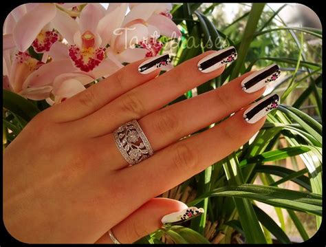 Tartofraises Black And White With Flowers And Rhinestones Glam Nails