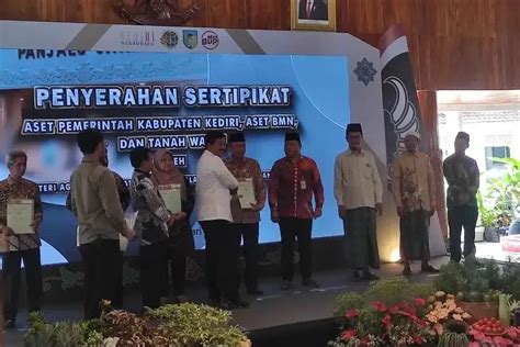 Tahun Menanti Petani Kediri Akhirnya Terima Sertifikat Tanah